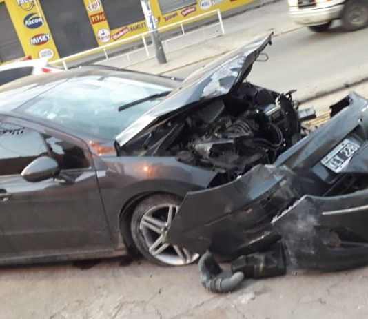 Increíble: así quedó un auto tras chocar contra un poste de la luz