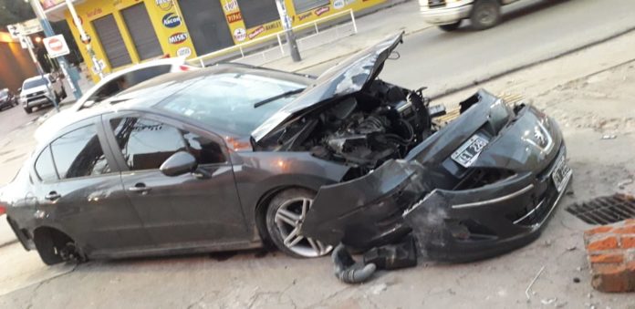 Increíble: así quedó un auto tras chocar contra un poste de la luz_5cb4c6b6e23be.jpeg