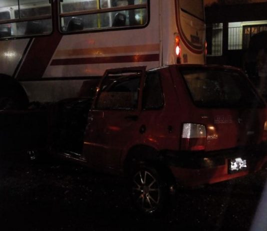 Los Vallistos: Choque entre un colectivo y un automóvil