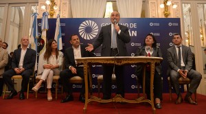 Manzur titularizó a 2.500 trabajadores auxiliares de escuelas