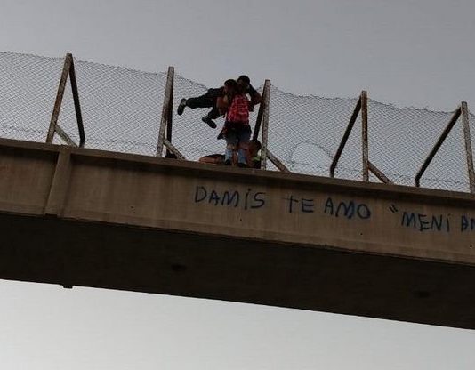Policías lograron impedir que una mujer se arrojara al vacío