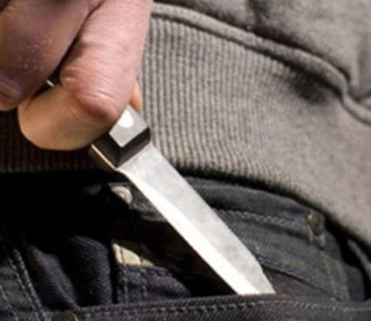 Un taxista fue apuñalado en un violento intento de robo