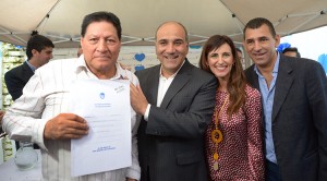 Vecinos del barrio San Ramón recibieron sus escrituras
