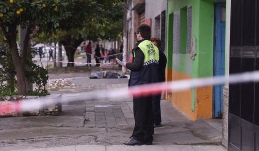 Buscan al compañero del fallecido luego de recibir dos tiros en Villa 9 de Julio