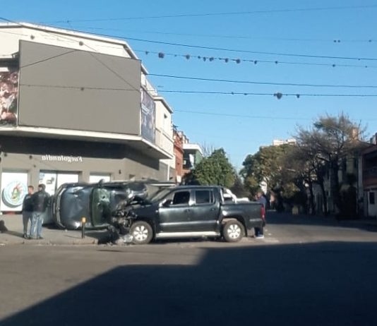 Impactante choque en San Martín y José Colombres