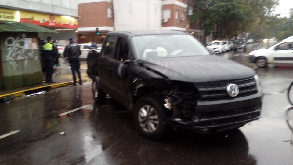 La imagen puede contener: automóvil, noche y exterior