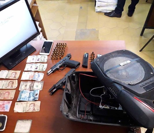 Dentro de un parlante portátil ocultaban las armas que usaban para robar
