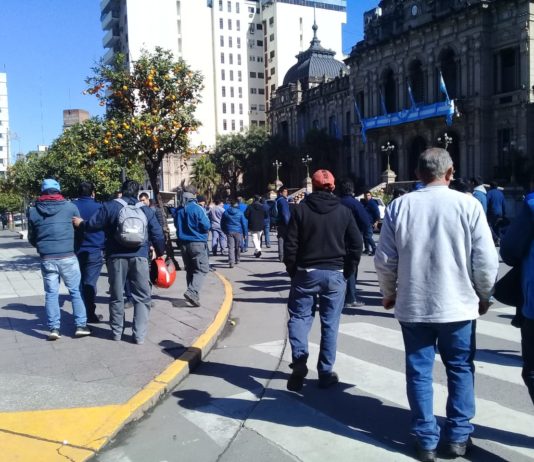 Empleados de Emilio Luque manifiestan en Plaza Independencia por posible quiebre de la empresa