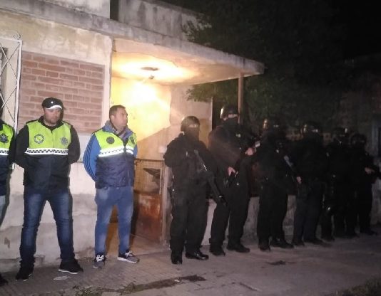 En operativo por usurpación, hallan armas y motos robadas