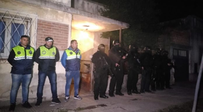 En operativo por usurpación, hallan armas y motos robadas_5d0e6cbdd992a.jpeg