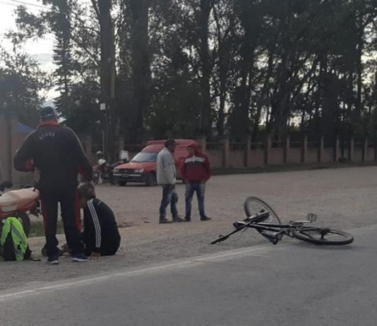 Una camioneta chocó a un ciclista y luego escapó