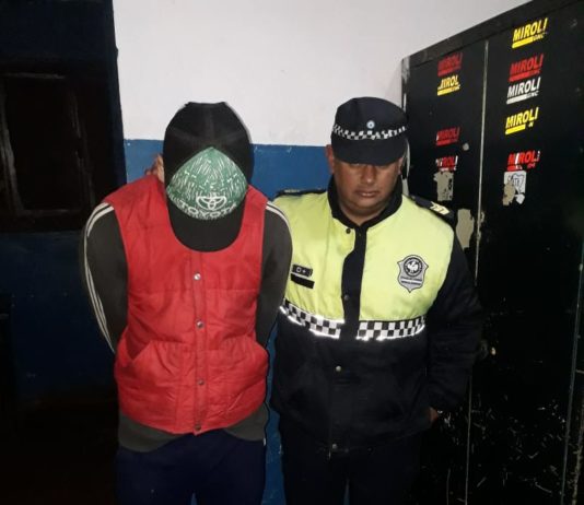 Le robaron la moto en la puerta de su casa: agentes del 911 lograron recuperarla