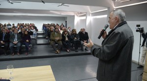 Docentes podrán especializarse en Educación Permanente de Jóvenes y Adultos