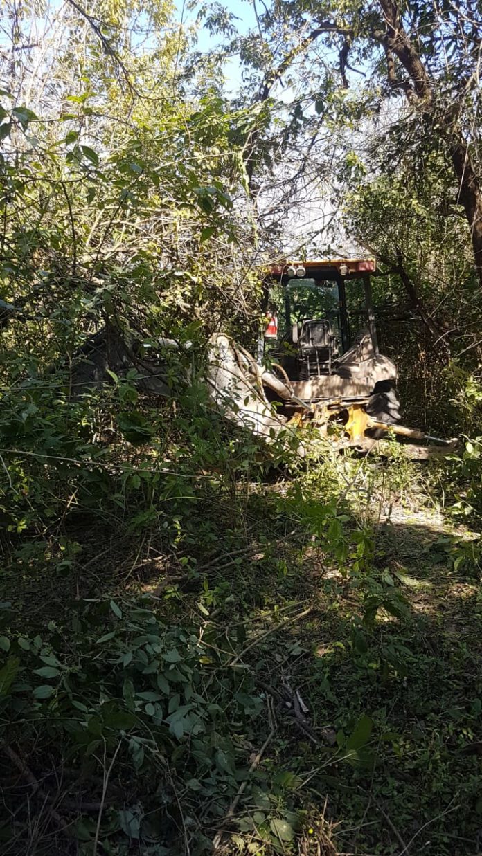 Hallaron una retroexcavadora que había sido robada en un violento asalto en El Bracho._5d486eb7e9cbf.jpeg