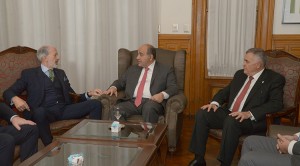 el goberndor recIbio ha la DAIA 03