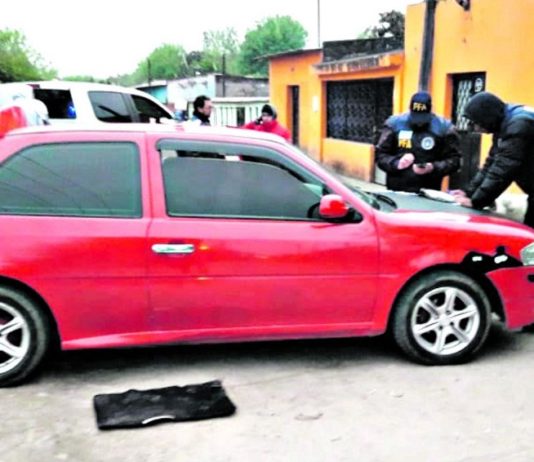 Iban en zigzag por la ruta 38 llevando droga y dinero en el auto