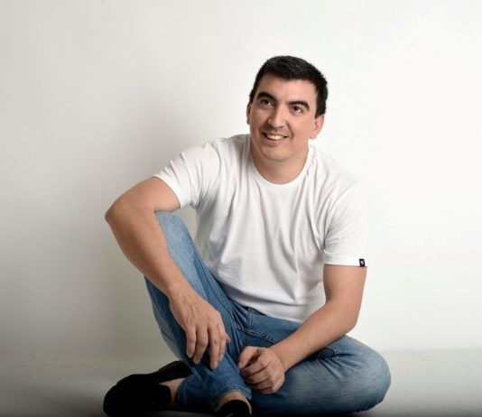 Iván Camaño en un encuentro solidario en el club Huracán BB