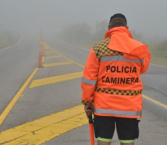 Le hallaron un arma en un control, quiso coimear y la embarró más