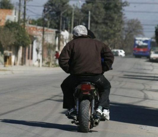 Motochorros atacaron a una mujer para quitarle un maletín