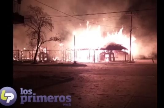 Video | Investigan las causas del terrible incendio en la Feria de Simoca