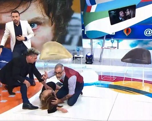 VIDEO La cantante Daniela se desmayó al aire en “Intrusos”