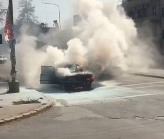 VIDEO Tensión en el acceso norte por el incendio de un vehículo