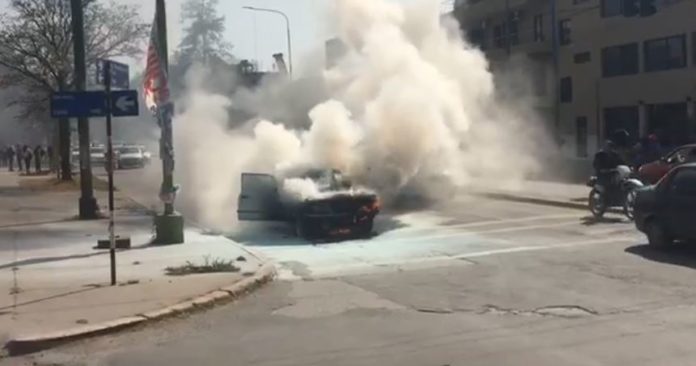 VIDEO Tensión en el acceso norte por el incendio de un vehículo_5d8bab38ed9cc.jpeg
