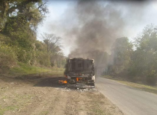 Video | Un colectivo que transportaba trabajadores del citrus se incendió