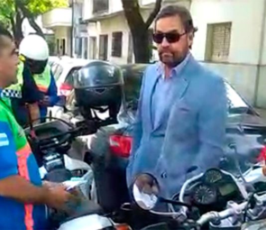 Sin casco ni carnet, el hijo de un legislador pasó cuatro semáforos en rojo y se fugó