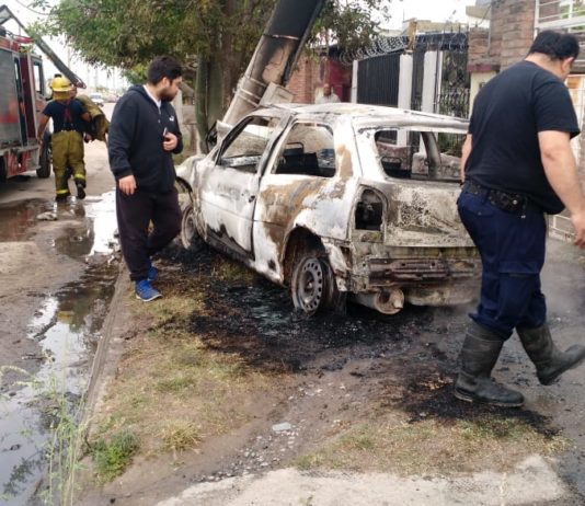 Choque e incendio de un auto en barrio 250 El Chañarito