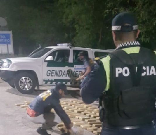 Intentaban huir de los controles y los detuvieron con 120 panes de marihuana