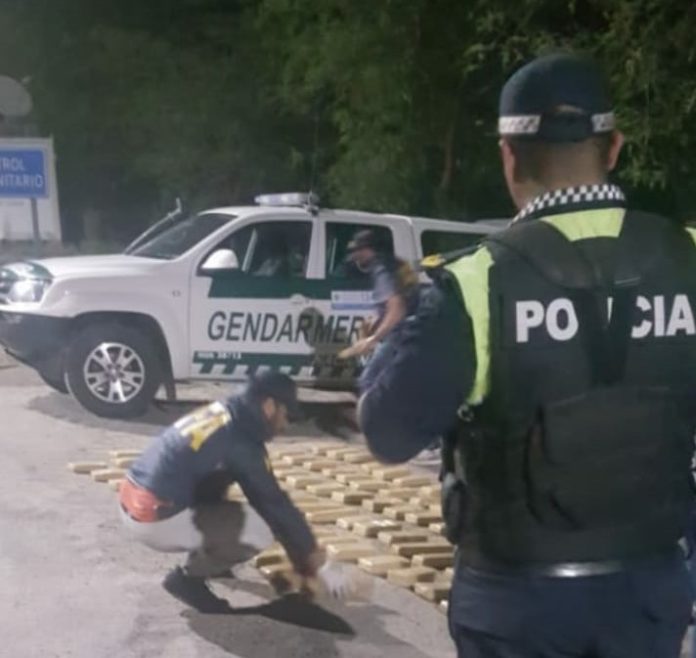 Intentaban huir de los controles y los detuvieron con 120 panes de marihuana_5db5db55c881b.jpeg