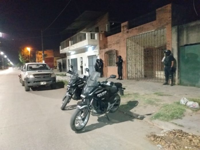 Secuestran armas, municiones y motos en la casa del policía sospechado de un crimen_5da0c35dc8802.jpeg