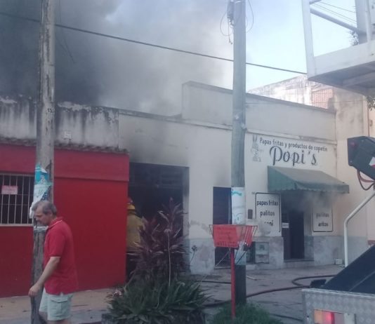 Anticipo: feroz incendio en una fábrica de snack