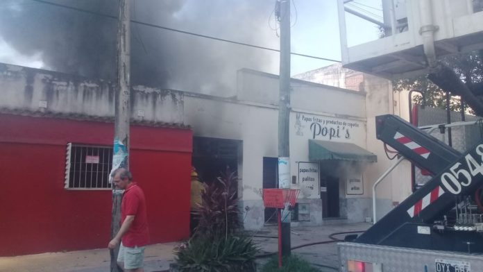 Anticipo: feroz incendio en una fábrica de snack_5dd42dd2dc4cf.jpeg