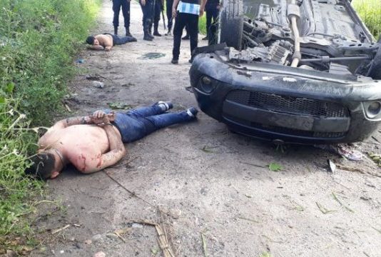 Atropellaron a un comisario en Concepción, se fugaron y volcaron en Amberes