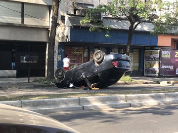 Un auto volcó en Avenida Sarmiento al 900