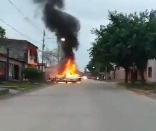 VIDEO: Ardieron dos autos en el barrio Lapacho Sur