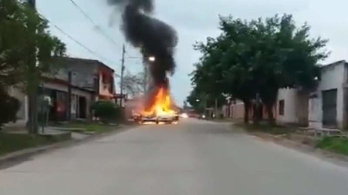 VIDEO: Ardieron dos autos en el barrio Lapacho Sur_5dd82242034a5.jpeg