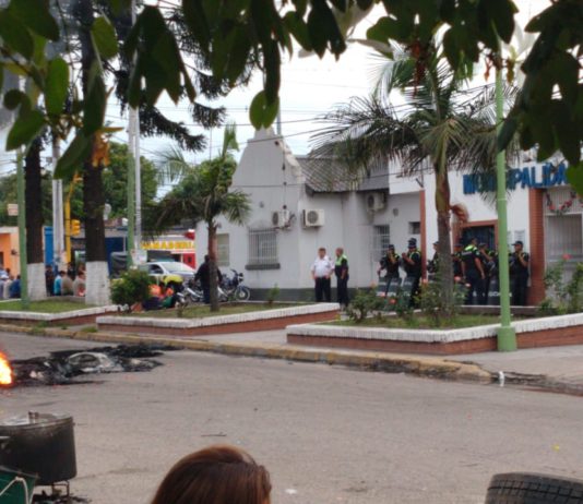 Continúa la protesta de vigías frente a la Municipalidad de Alderetes