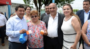 Manzur entregó un audífono a una bandeña con hipoacusia