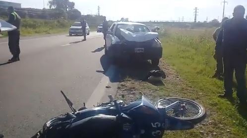 Un auto embistió a motociclista en la autopista Circunvalación