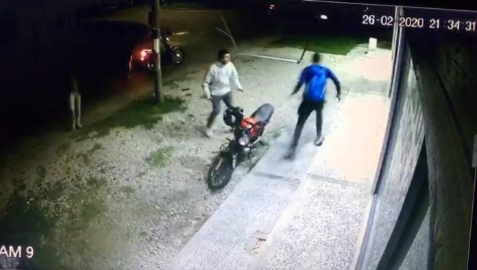 Como no pudieron robarle la moto, la destrozaron (videos)_5e5aa6f5e92ab.jpeg
