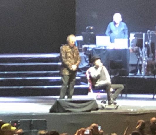 Joaquín Sabina se cayó del escenario en Madrid y tuvo que suspender su show