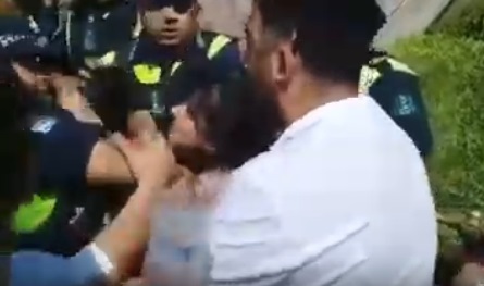 La policía reprimió a mujeres que intentaban encadenarse frente a Casa de Gobierno