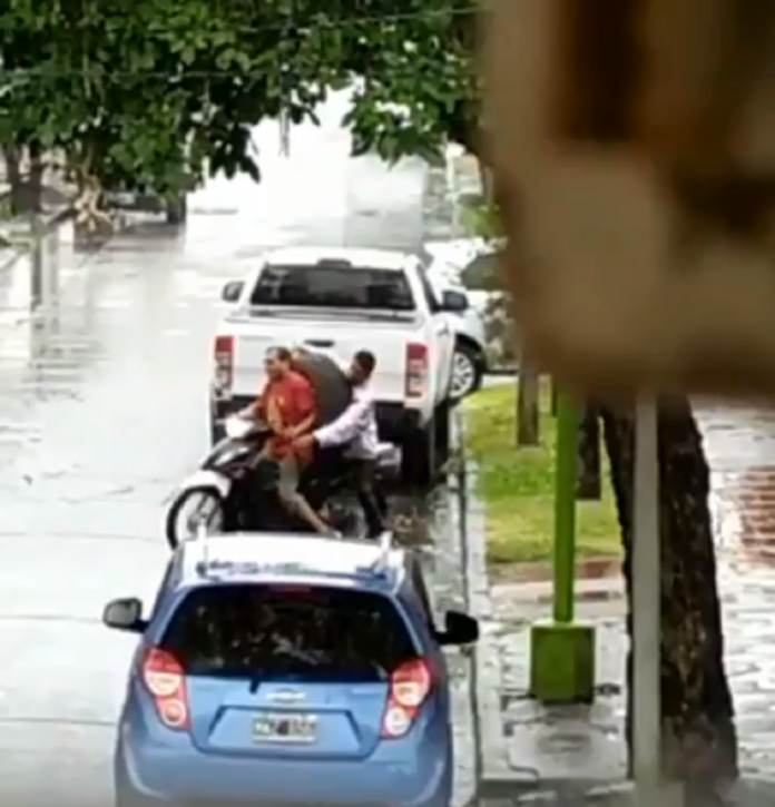 VIDEO: ni la lluvia detiene a dos ladrones de Villa 9 de Julio_5e6fbeb4e9c56.png