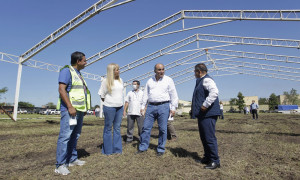 Manzur visita construcción de hospital modular 09