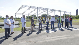 Manzur visita construcción de hospital modular 02