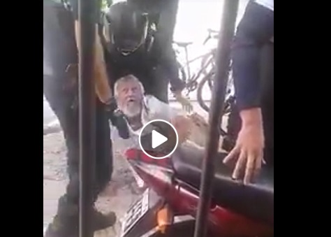 Investigan a dos policías por maltratar a un hombre mayor de edad (VIDEO)