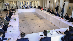 Reestructuración de deuda: Manzur pidió “estar más unidos que nunca”